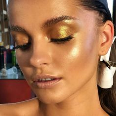 Gold Editorial, Disco Makeup, Dramatic Wedding Makeup, Christmas Eyeshadow, Golden Makeup, Halloween Make-up Looks, Gold Makeup Looks, Angel Makeup