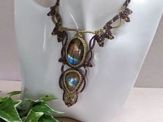 Macramee necklace, choker with labradorite cabochons, labradorite and brass beads Size of Labradorite cabochons: pear approx. 27 x 20 mm with a carat weight of 22.10 ct Oval approx. 34 x 23 mm with a carat weight of 45.45 ct The necklace has a length of approx. 80 cm and is variably adjustable by a sliding knot Made from durable, waxed Linhasita yarn Color illustration may differ from the original. Due to small business status according to Section 19 UStG, VAT is not shown on the invoice. Artisan Labradorite Necklaces For Festivals, Handmade Teardrop Necklaces For Festivals, Handmade Teardrop Necklace For Festivals, Bohemian Teardrop Cabochon Necklaces, Bohemian Cabochon Teardrop Necklace, Bohemian Teardrop Cabochon Necklace, Bronze Bohemian Necklace With Cabochon, Handmade Brown Labradorite Jewelry, Handmade Brown Labradorite Necklace