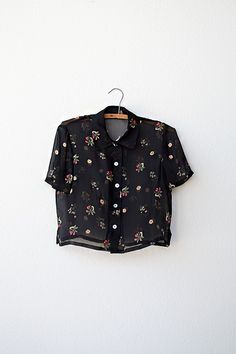 Blusinha fofa Vintage Floral Blouse, Simple Shirts, Black Mamba, Vintage 1960s, Floral Blouse, Look Cool, Black Blouse, Trendy Outfits