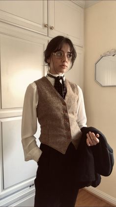 Narrator Outfit Ideas, Business Professional Outfits Aesthetic, Whimsical Academia Outfits, Narrator Outfit, Poet Aesthetic Outfits, Narrator Costume, Dark Academia Suit, Old Fashion Outfits, Shakespeare Clothing