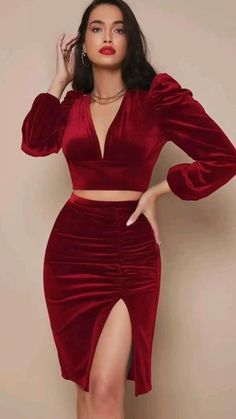 Velvet Two Piece Outfit, Look Gatsby, Velvet Dresses Outfit, Thigh Skirt, Velvet Dress Designs, Dress Business, Outfit Party, Velvet Clothes, Velvet Crop Top