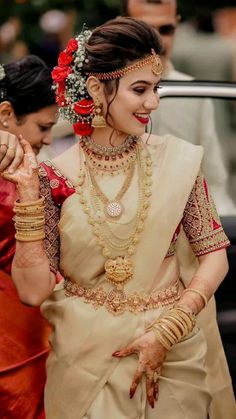 Wedding Saree Makeup Look, Kerala Bride Makeup, Bride Kerala Hindu, Muhurtam Hairstyles, Hindu Bridal Saree Kerala, Mangalorean Bride, Kerala Wedding Hairstyle, Hindu Bride Hairstyle, South Indian Hairstyles For Saree