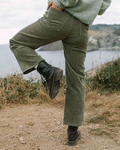 gold - pantalon en velours pour femme Green Cord Pants Outfit, Cord Trousers Women, Olive Corduroy Pants Outfit, Corduroy Outfits Womens, Cord Trousers Outfit, Corduroy Jeans Outfit, Pantalon Outfit Dames, Granola Style Outfits Summer, Corduroy Pants Outfit Women