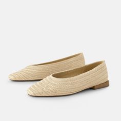 Zara Raffia Ecru Ballerina Flats Raffia Ecru Ballerina Flats By Zara. Made Of Natural Materials. Woven Upper. Wood-Effect Heel. Pair It With A Lovely With A Sundress! Heel Height: 1.5 Cm. / 0.5″ Size: Euro 38 / Us 7.5 Condition: Nwot Elegant Beige Flats For Summer, Cream Closed Toe Flats For Spring, Spring Cream Closed Toe Flats, Elegant Beige Beach Flats, Beige Pointed Toe Summer Flats, Cream Pointed Toe Flats For Summer, Cream Flats With Woven Sole For Summer, Cream Flats With Woven Sole For Spring, Elegant Beach Flats For Spring