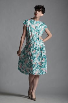 "vintage 70s pleated day dress LARGE L green pink floral scroll polyester knit drop shoulders, elastic waist one button back of neck pleated skirt, unlined Measurements (taken flat) Shoulders : 22\" Bust (flat x 2) : 42\" Waist (flat x 2) : 30\"-38\" Hips (flat x 2) : 50\" Length : 40\" Sleeve Length : - Tag : - Pinned on model? : No Note : has belt loops, does not come with belt. Kat is 5′9″ tall with 31\" bust, 24\" waist, and 34\" hips -------------------------------- Visit { ShopRabbitHole.c Pleated Knee-length Viscose Dress, 1970s Sleeveless Vintage Spring Dress, 1970s Green Floral Print Dress, 1970s Sleeveless Floral Print Dress, Initial Charm Bracelet, 1970s Floral Print Dress, Dress Floral, Day Dress, Initial Charm