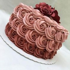 there is a cake that has been made to look like flowers