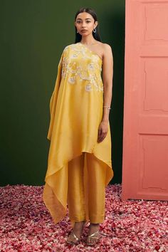 Lemon tissue asymmetric one shoulder cape with silver zardozi and dori embroidery work. Paired with a straight pant. - Aza Fashions One Shoulder Cape, Dori Embroidery, Shoulder Cape, Simple Pakistani Dresses, Fashion App, Indian Designer, Indian Designer Wear, Embroidery Work, Pant Set