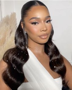 Add a touch of glamour to your graduation look with the half-up, half-down hairstyle adorned with sparkling crystals. Pretty Bridal Makeup, Black Bridesmaids Hairstyles, Black Hair Types, Black Wedding Hairstyles, Chignon Hair, Prom Makeup Looks, Bridal Hair Inspiration, Taking A Bath, Graduation Hairstyles