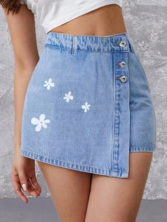 Look Short Jeans, Skort Denim, Denim Skirt Trend, Women Denim Shorts, Jean Short Outfits, Denim Skort, Draping Fashion, Skirt Trends, Short Denim Skirt