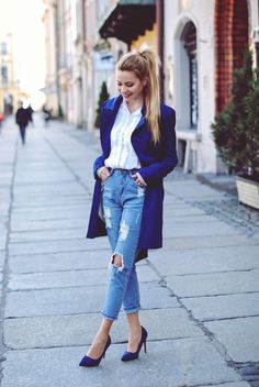 Blue Pumps Outfit, Cobalt Blue Outfit, Blue Coat Outfit, Mom Ripped Jeans, Royal Blue Coat, Popular Spring Outfits, Pumps Outfit, Fall Travel Outfit, Outfits 2016