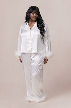 Model: Laken; Size: 3XL Feather Pajamas Bridesmaids, Feather Bridal Pajamas, White Feather Bridal Pajamas, Satin Pajamas Set With Feathers, White Feather Robe Bride, Silk Pj Set, Bridesmaid Get Ready Outfit, Silky Robe, Bridesmaid Satin