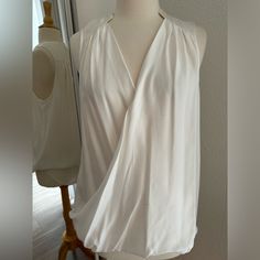 New Without Tags White Tank Top For Summer Workwear, Elegant White Tank Top For Beach, White Sleeveless Tank Top For Work, Elegant Sleeveless Camisole For Vacation, Chic White Cami Tank Top, White Tank Top For Work, White Tank Top For Workwear, Elegant White Sleeveless Top, White Feminine Camisole