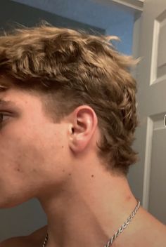 Modern Mullet Aesthetic, Men’s Messy Haircut Short, Mens Modern Mullet, Short Hair Men, Mens Haircuts Straight Hair, Men Poses, Male Haircuts Curly