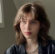 Shoulder Length Layered Curtain Bangs, Unique Shoulder Length Hairstyles, Shaggy Bob For Curly Hair, Short Hair Bangs Aesthetic, Medium Length Hair Aesthetic, Stevie Harrington, Wavy Shaggy Hair, Wispy Curtain Fringe Short Hair