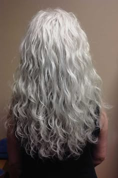 White Curly Hair, Grey Hair Styles, Grey Hair Over 50, Gray Hair Styles, Fabulous Women, Grey Curly Hair, Gorgeous Gray Hair