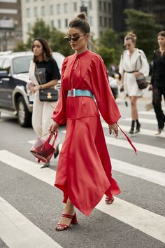 Long Dress Winter Outfit, Shirt Dress Street Style, Red Street Style, Dress Winter Outfit, Summer Dresses With Sleeves, Red Long Dress, Dress Street Style, Red Shirt Dress