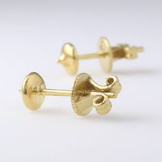 14K Solid Gold Dot Stud Earrings, 14K Circle Studs, 14K Round Stud Earrings, 14K Small Studs, 14K Dainty Earrings, Minimalist Earrings Please note that these earrings are made to order. S P E C S ♦ All of our jewelry is handmade in our studio in Seoul, Korea. ♦ 14K Gold (available in white, yellow, or rose) ♦ Disc Size Diameter 5mm x 3mm (H) ♦ Listing is for 1 pair of earring DESCRIPTION Modern and minimal, this 14K solid gold earring has a multitude of wearable possibilities. Perfect for a firs 14k Yellow Gold Screw Back Earrings, 14k Yellow Gold Earrings With Screw Back, Dainty Yellow Gold Earrings With Screw Back, Gold Dot, Solid Gold Earrings, Circle Studs, Gold Dots, Round Stud Earrings, Earrings Minimalist