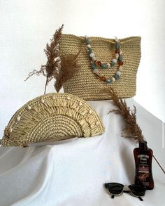 This handcrafted shoulder bag, featuring a button closure and beaded straps, is the perfect choice for the beach. The interior is lined, ensuring your belongings are carried safely. Meticulously woven with wicker using traditional craftsmanship, this model combines aesthetics and functionality to enhance both your style and comfort. Ideal for the beach or daily use, this bag will add an elegant touch to your look. We offer customization options for the wicker threads of our products in any color Rafia Bag, Wicker Bags, Bag Elegant, Crochet Handbags, Custom Bags, Beach Bag, Bag Making, Straw Bag, The Beach