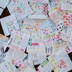 many pieces of fabric are laid out on the table