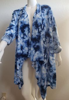 New York Laundry Cardigan Top Blue Tie Dye Long Sleeve Knit Size 2x Blue Outerwear For Spring Loungewear, Fitted Blue Outerwear For Loungewear, Trendy Blue Open Front Cardigan, One Size Blue Trendy Cardigan, Trendy Blue Cardigan, Trendy Blue One Size Cardigan, Blue Winter Tops For Daywear, Blue Winter Daywear Top, Blue Relaxed Fit Long Sleeve Cardigan