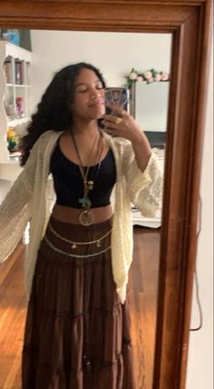 Earth Boho Outfits, Earth Outfits Black Women, Earth Vibe Outfits, Boho Picnic Outfit, Brown Earthy Outfits, Hippy Jeans Outfit, Boho At Work Outfits, Baddie Hippie Outfits, Spiritual Fashion Aesthetic