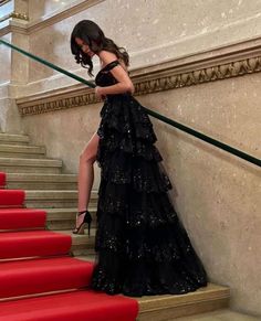 Black Red Carpet Dress, Black Dress Red Carpet, Matric Dress, Dresses Elegant Long, Night Gown Dress, Classic Hollywood Glamour, Girl Night, Prom Poses