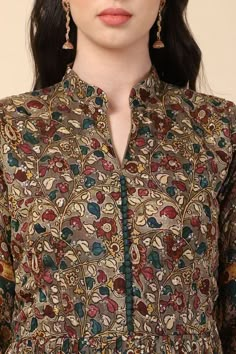 A Line Kurti Designs, Kalamkari Kurti, Neck Line Design, New Stylish Dress, Cotton Dress Pattern Indian, Collar Kurti Design, Khadi Sarees, Tailoring Ideas, Cotton Short Tops