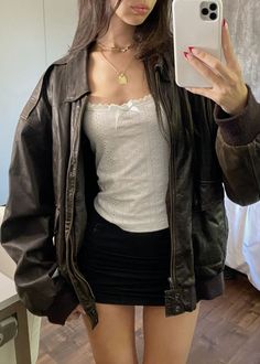 Off The Shoulder Jacket Outfit, Leather Jacket On Dress, Cool Vintage Jackets, Y2k Fits Winter, Styling Brown Jacket, Black Oversized Leather Jacket Outfit, Off Duty Style, Leather Jacket Brown Outfit, What To Wear With Leather Jacket