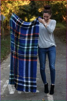 Scarf Tricks, Blanket Scarf Tutorial, Outfits With Scarf, Blanket Scarf Outfit, Scarf Outfits, Scarf Outfit Winter, How To Wear A Blanket Scarf, How To Wear Flannels, 10 Ways To Wear