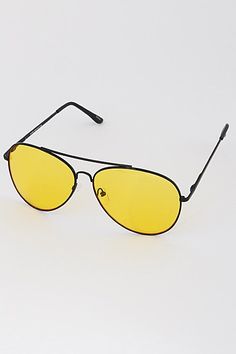 Big '70s vibes with theses yellow lens sunglasses and oversized frame Approx. size: 2.2" x 6" Metal frame Tinted Aviator Sunglasses, Yellow Lens Sunglasses, Sunglasses Oversized, 70s Vibes, Hats Fashion, Rose Gold Frame, Fashion Belts, Women's Hats, Women Bags Fashion