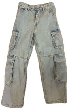 Light Blue Denim Jeans With Pockets, Oversized Light Wash Denim Jeans, Casual Washed Blue Denim Cargo Jeans, Oversized Utility Denim Jeans, Light Wash Washed Cargo Jeans For Spring, Baggy Blue Washed Cargo Jeans, Relaxed Fit Light Wash Denim Cargo Jeans, Spring Light Wash Utility Cargo Jeans, Light Wash Casual Cargo Jeans