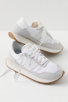 Everyday Nike Shoes, Good Tennis Shoes, Cute Trendy Tennis Shoes, Teen Shoes For School, Aesthetic Shoes Outfit, Fall Platform Shoes, Basic Tennis Shoes, Cute Everyday Shoes For Women, Cute Shoes That Go With Everything