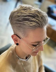 One Side Shaved Hairstyles, Easy Short Hairstyles, Short Haircuts Ideas, Queer Hair, Skirts Design, Pixie Haircut Ideas, Short Hair Highlights, Haircuts Ideas, Lesbian Fashion