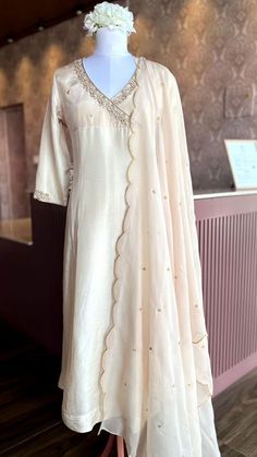 White Handwork Kurti, Off White Churidar Designs, Handwork Kurti Designs Latest, White Churidar Designs, Aline Kurti Design, Kurti Tunics, Off White Churidar, Anarkali Design, Georgette Kurtis