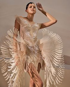 Iris van Herpen Haute Couture Spring Summer 2021 Collection High Tech Fashion, Wearable Architecture, Haute Couture Paris, Sculptural Fashion, Tech Fashion, Architecture Fashion, Fantasy Fashion, Looks Style