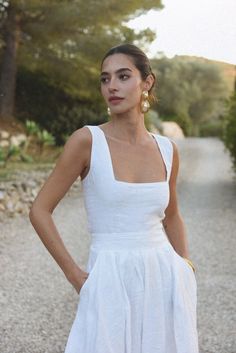 Square Neck Linen Tops For Day Out, Linen Tops With Square Neck For Day Out, Chic White Linen Dress With Square Neck, White Linen Square Neck Top, Fitted Linen Dress For Day Out, White Square Neck Summer Top, Fitted White Linen Dress, Summer Linen Tops For Brunch, Fitted Linen Tops For Day Out