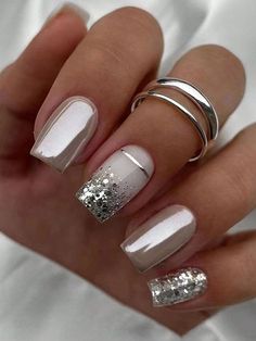 Cream And Silver Nails, Silver Wedding Nails Bridesmaid, Gel Nails Polish Ideas, Dark Gray Nails With Glitter, Silver Glittery Nails, Mother Of The Bride Nails Ideas, Grey And Silver Nails, Gray Glitter Nails, Light Gray Nails