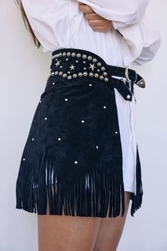 Cow Girl Outfits, Rodeo Queen Clothes, Cowgirl Couture, Black Paris, Cowgirl Outfit, Looks Country, Cowboy Outfits, Paris Texas, Half Skirt