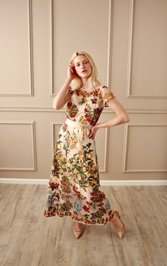 Floral Embroidered Gown Modern Mother Of The Bride Dresses, Unique Colored Wedding Dresses, Embroidered Dress Outfit, Embroidered Dress Formal, Vestidos Sport, Gown Embroidery, Mountain Chic, Mother Of The Bride Fashion, Braidsmaid Dresses