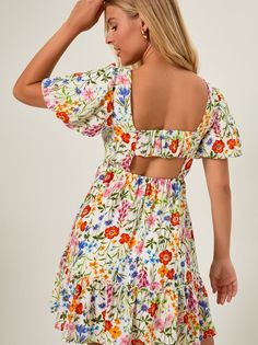 This vibrant floral dress features playful puff sleeves with surprising details hidden in the back, while the flattering A-line neck keeps the silhouette elegant and timeless. School Outfit Inspiration, Gender Reveal Dress, Floral Puff Sleeve Dress, Babydoll Dresses, Preppy Dresses, Casual Preppy Outfits, Summer Fashion Dresses, Puff Sleeve Dress, Cute Summer Dresses