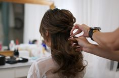 Starting a home salon is an exciting venture for beauty entrepreneurs looking to provide personalized services without the overhead of a traditional salon. Planning Center, Hairstyles Winter, Long Hairdos, Simple Bridesmaid Hair, Beauty Entrepreneur, Hairstyles Wavy, Hairstyle Bun, Hairstyles Curls, Hairstyles Messy