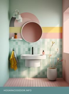 Baño de estilo de los años 60 en rosa y verde con patrón en la pared 60s Bathroom Decor, Retro Pink Tile Bathroom Ideas, Green Bathroom Suite Retro, Retro Mint Bathroom, Retro Pink Tile Bathroom, Bathroom Decor Art, Interior Design Toilet, Vintage Bathroom Ideas, Retro Pink Bathroom Sink