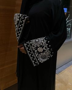 abaya
arab fashion
Islamic outfit
hijab fashion
black abaya Abaya Black, Abaya Kimono, Black Abaya, Cute Modest Outfits, Silver Embroidery, Muslim Fashion Hijab, Fashion Hijab