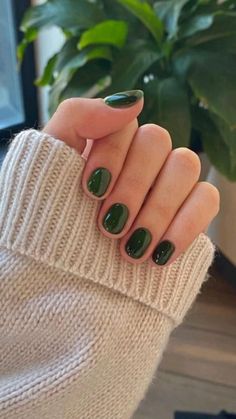 Kutek Disney, November Nails, Short Gel Nails, Nagel Tips, Green Nail Polish, Smink Inspiration, Minimal Nails, Green Nail, Casual Nails