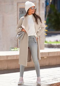 This long coat is the perfect combination of comfort and style. Mode Ab 50, Diy Fashion Trends, Winter Boots Outfits, Chique Outfit, Boots Outfit Ankle, Street Style Fall Outfits, Beige Coat, Belted Coat, Selling Clothes