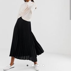 New Look Pleated Midi Skirt In Black New Look Skirts, Pleated Midi Skirt, Women Skirts Midi, New Look, Black Color, Midi Skirt, Womens Skirt, Size 6, Skirt