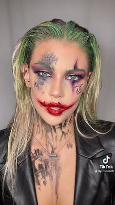 Masc Lesbian Joker Costume, Halloween Glam Costume, Joker Hair Female, Joker Guy Makeup, Female Slasher Costume, Joker Suicidé Squad Costume Female, Horror Custome Halloween, Joker Halloween Makeup Female