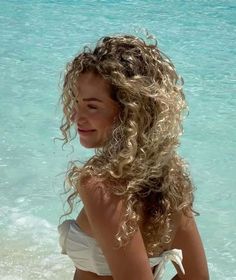 Curly Summer Hair, Curly Aesthetic, Blond Curly Hair, Blond Curls, Long Blonde Curly Hair, Beach Waves Hair, Summer Curls, Curly Hair Aesthetic, Curly Blonde Hair