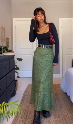 Green Skirt Outfits, Estilo Rachel Green, Green Maxi Skirt, Mode Hippie, Rock Outfit, Hozier, Mode Inspo