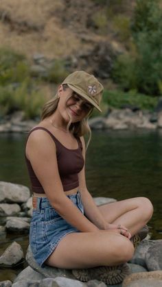 Embrace the beauty of spring with these fresh and stylish hiking outfits for 2024. Conquer the trails in bloom and explore nature's awakening. 🌼🌿 #SpringHikingOutfits #TrailFashion #AdventureInStyle Outfits To Wear In Arizona, Mountain Outfits Aesthetic, Gronola Girl Outfits Summer, Coorg Travel Outfits Women, Camp Counsellor Outfits, Summer Outfits Outdoors, State Park Outfit, Summer Camp Outfits For Counselors